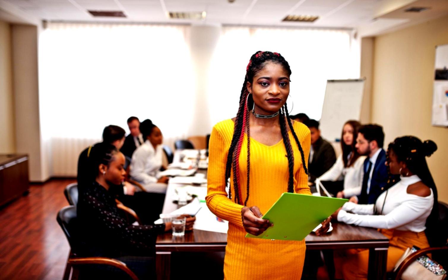 Modernes Büro mit Finanzreports und Analysewerkzeugen