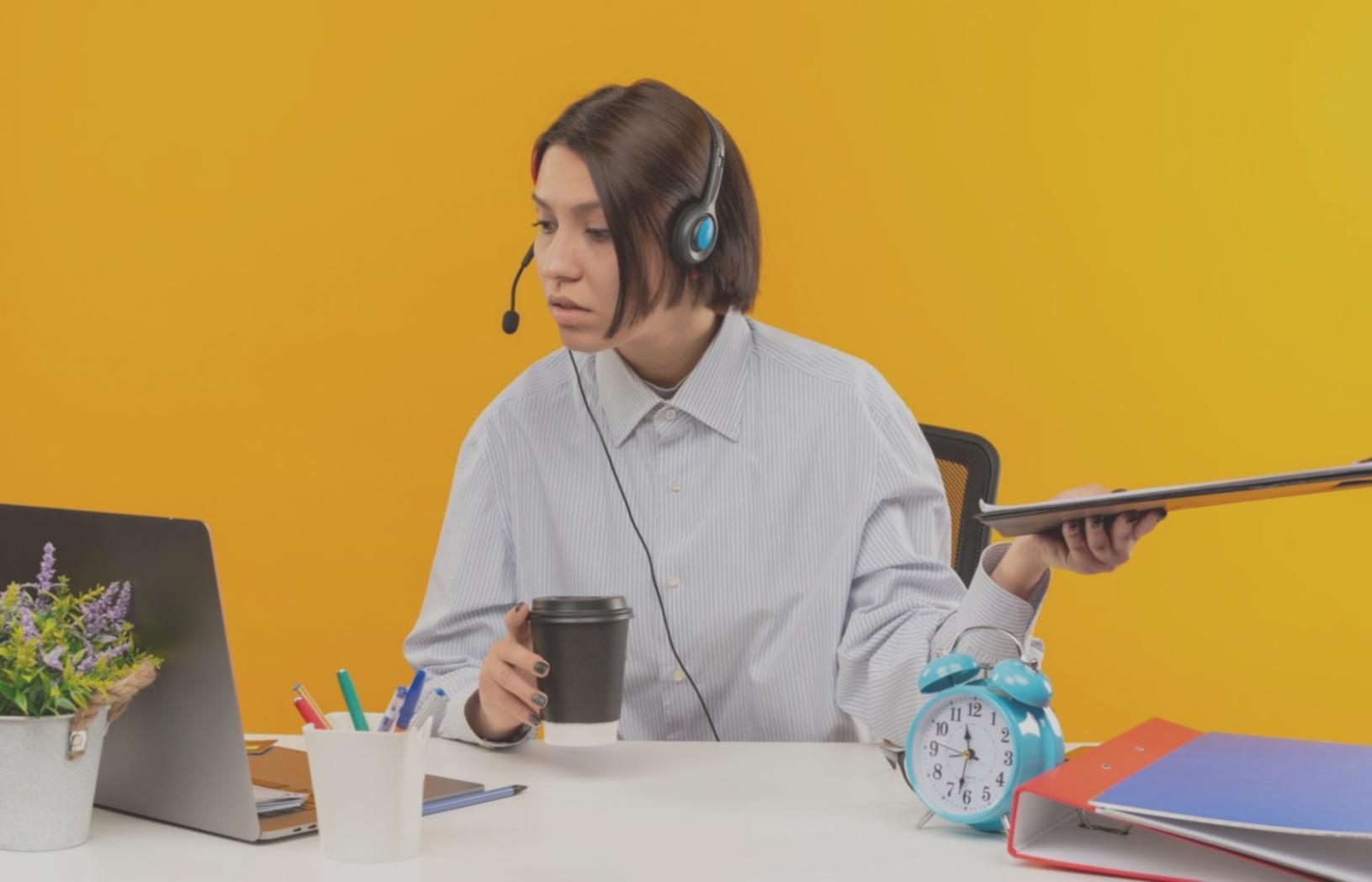 Arbeitsumgebung mit Budget-Dashboards auf dem Bildschirm