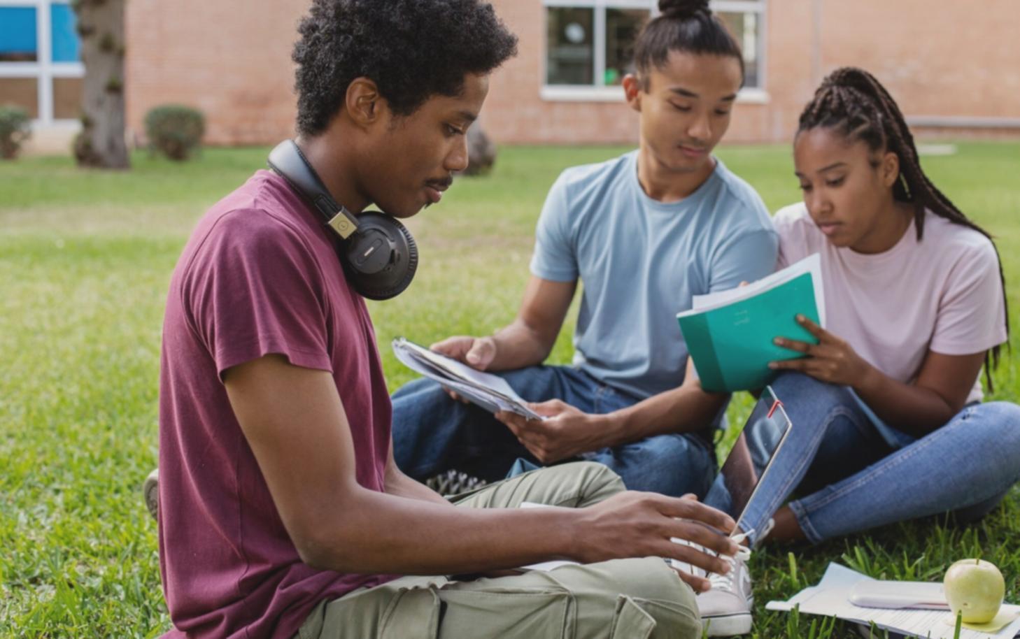 Teamarbeit am Computer mit Finanzplanungssoftware